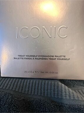 ICONIC London Treat Yourself Eyeshadow Palette - Silver